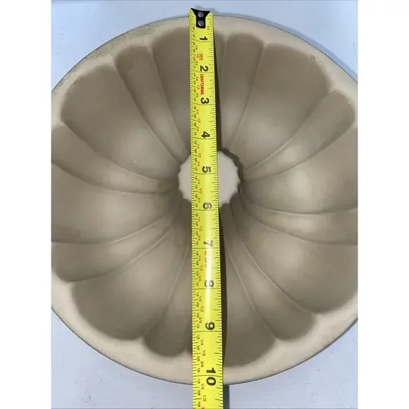 Pampered Chef Family Heritage Fluted Bundt Cake Stoneware Pan Full Size 10" USA - Picture 6 of 9